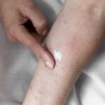 Świąteczne zestawy kosmetyków – idealny prezent dla koleżanki z pracy w 2025