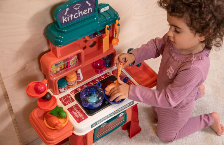 Jak wybrać zabawkę dopasowaną do etapu rozwoju dziecka?